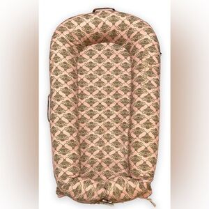 Dockatot Deluxe+ Dock Cover - Busy Bees